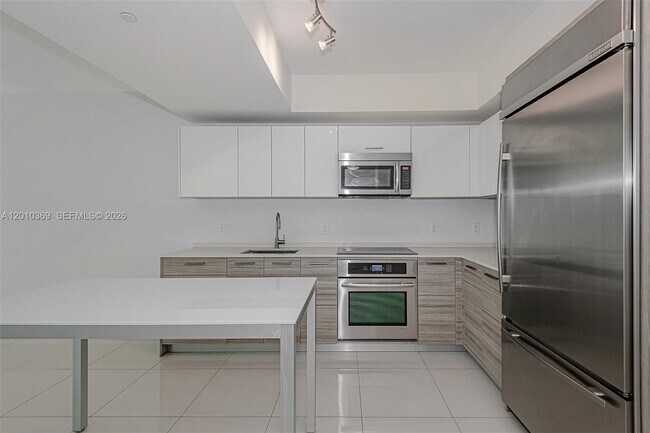 Building Photo - 1300 Brickell Bay Dr