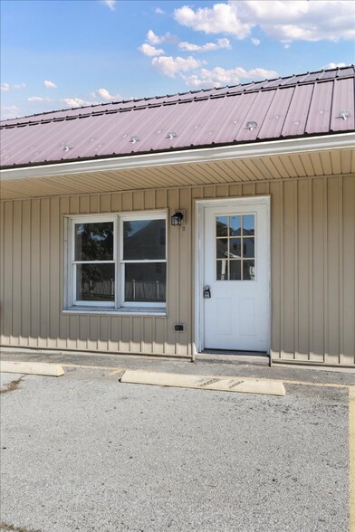 Primary Photo - 185 N Main St