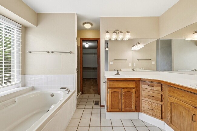 Building Photo - $2,845.95- 4-Bed /3-Bath Gem with Finished Basement and Fenced-in Yard in Colorado Springs!