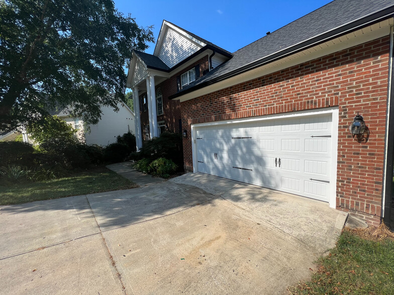 Building Photo - Room in House on Abby Knoll Dr