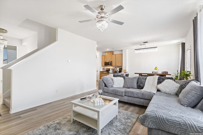 Building Photo - Charming Home Awaits: Spacious & Modern Living in a Prime Location