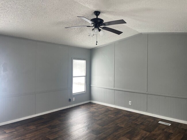 Building Photo - Country living with spacious front and backyard - 3 beds/ 2bath available now