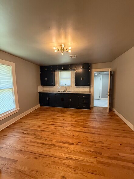 Building Photo - 706 S Saint Louis Ave