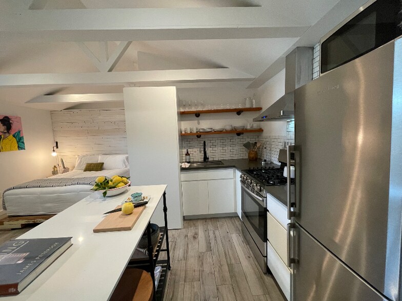 Building Photo - 463 Menker Ave