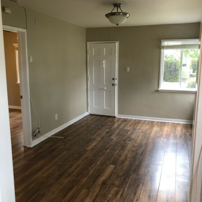 Building Photo - 1733 N Hollywood Way