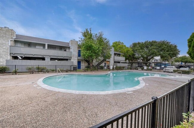 Building Photo - 9700 Leawood Blvd