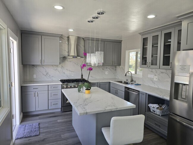 Building Photo - Fully Remolded Single Family Home in Garde...