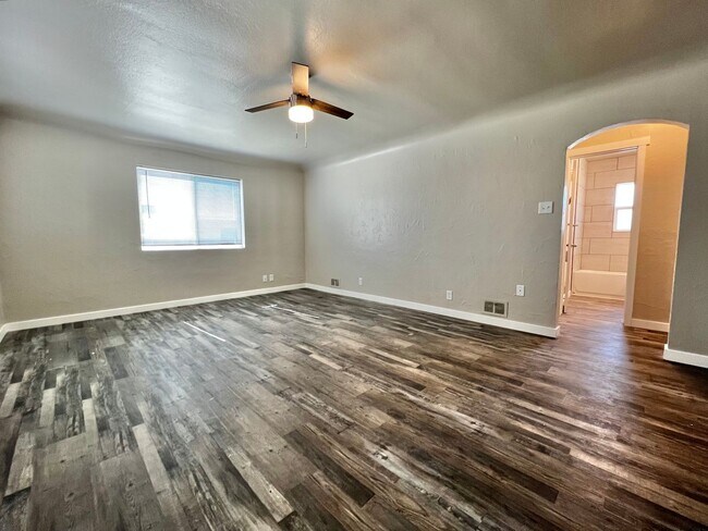 Building Photo - Newly Remodeled 2 Bed, 1 Bath Upper Unit in Greeley!