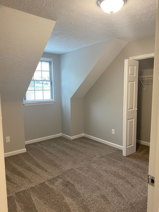 Building Photo - Spacious 4BR Townhome with Finished Basement & Community Amenities