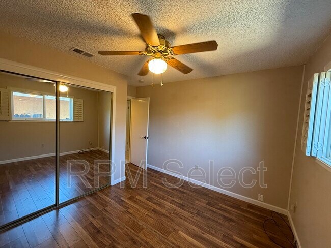 Building Photo - 1017 Silver Lake Dr