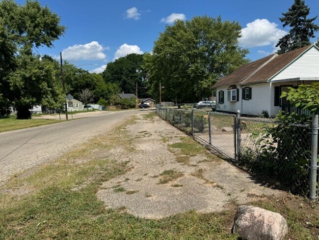 Building Photo - 3 Bedroom, 1 Bath Cape Cod Home w/Detached...