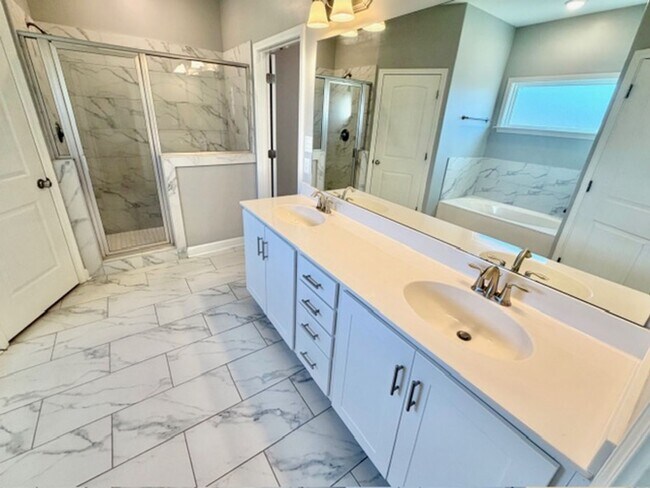 Building Photo - CrimsonwoodDr95