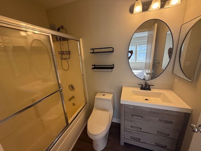 Building Photo - BACK ON MARKET: 2-Bedroom Martinez Townhom...
