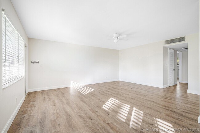 Building Photo - 2455 NE 51st St