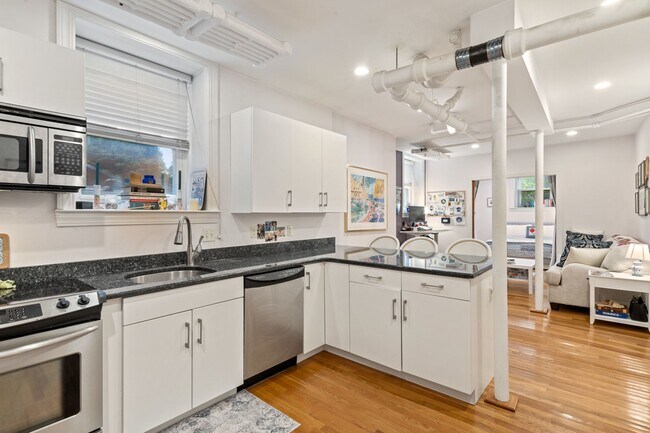 Building Photo - 130 Longwood Ave