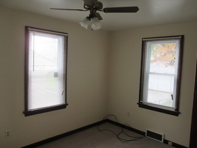 Building Photo - 820 Lincoln Ave SE