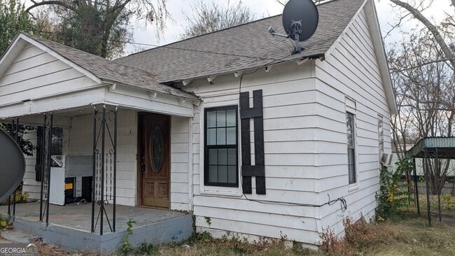 Primary Photo - 182 James St