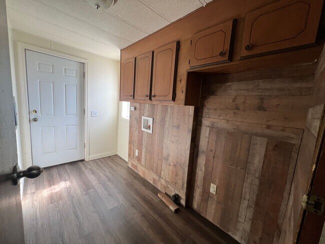 Building Photo - Low Traffic Street-Small Pet Family Member...