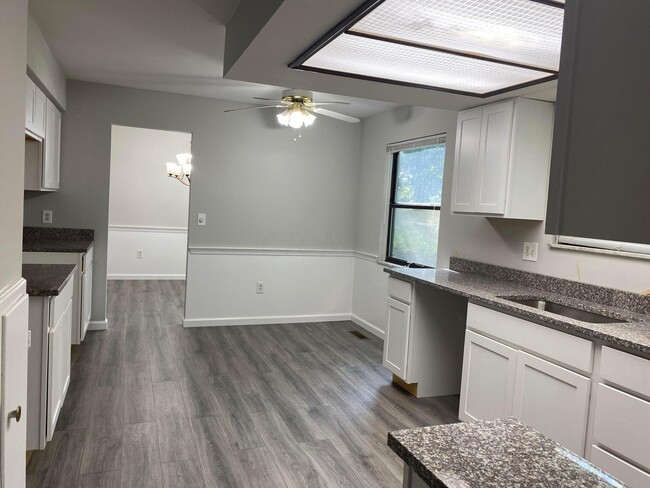 Building Photo - 669 W Main St