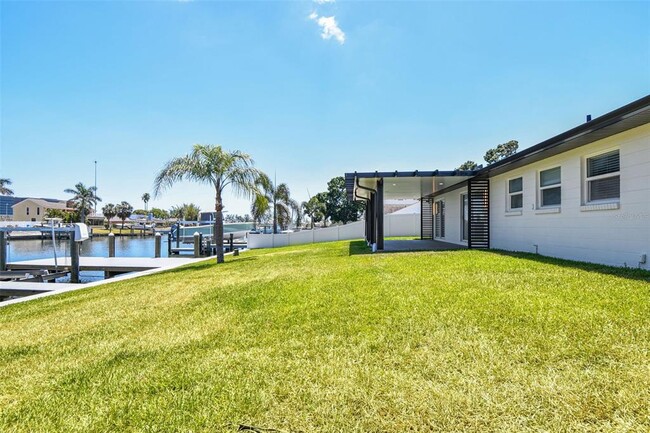 Building Photo - 3913 Fontainebleau Dr