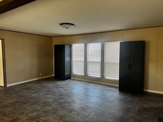 Building Photo - Spacious Four Bedroom Home - Pet Friendly and Horses Allowed!