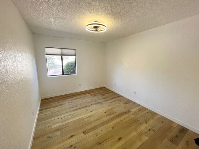 Building Photo - HOUSE - VILLAGE OF OAK CREEK