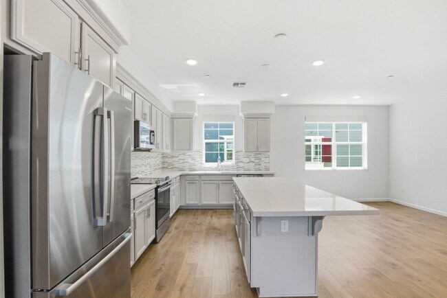 Building Photo - Spacious 3 Bed Townhome with Garage, A/C & Modern Finishes