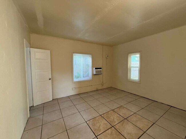 Building Photo - Nice 1-1 duplex