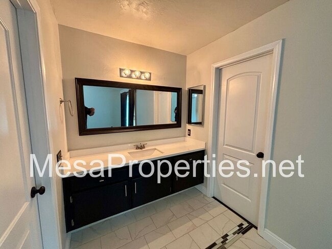 Building Photo - 118 N Glendora Ave