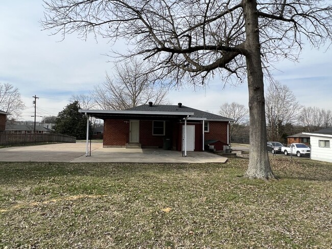 Building Photo - Single-Family Home with 2 Bedrooms and 1.5...