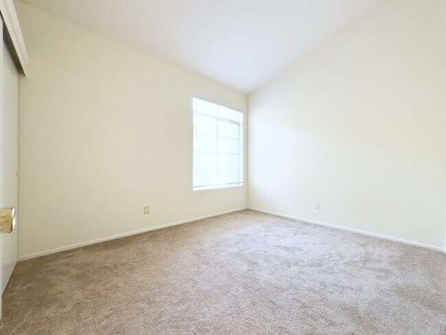 Building Photo - Upper Level Condo in Gated Community