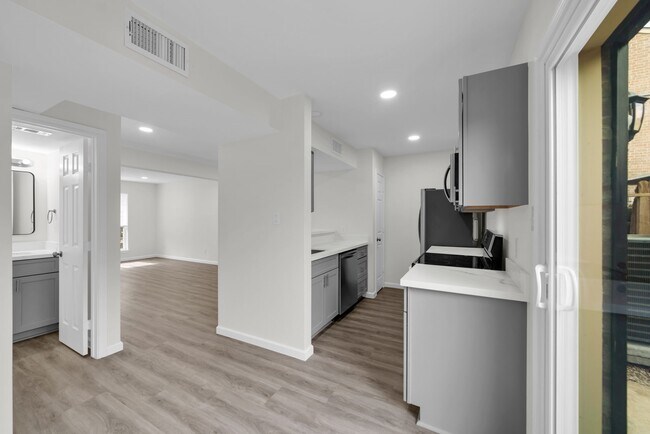 Building Photo - 6111 Beverly Hill St