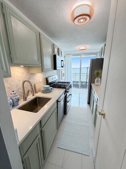 Luxury Living with Iconic Views: 2BR/2BA Waterfront Oasis Experience the pinnacle of Northern Virgin - 501 Slaters Ln