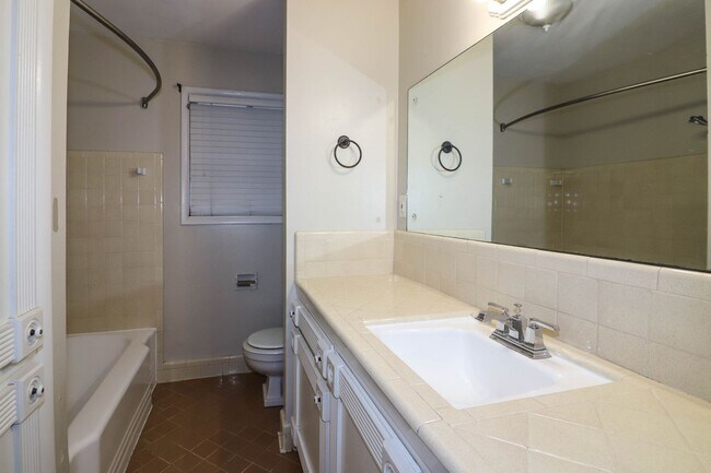 Building Photo - Darling 3 Bedroom With Hardwood Floors!