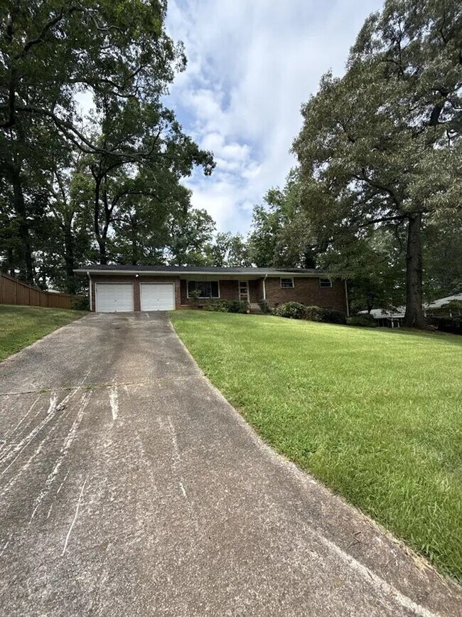 Building Photo - 3 bed 2 bath in Decatur!