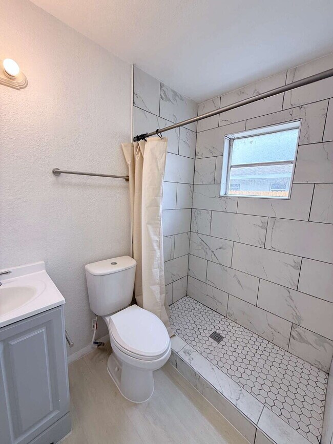 Building Photo - 2-Bedroom and 2Bathroom Fenced Half Duplex