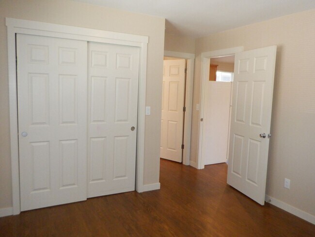 Building Photo - 1 Bed/1 Bath Duplex Unit in Fantastic Westside Bend Location - Knoll Ave
