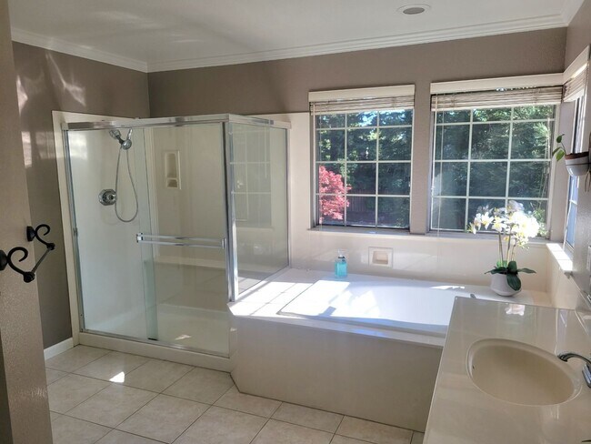 Building Photo - "Coveted Comfort: Spacious 4-Bed, 3-Bath H...