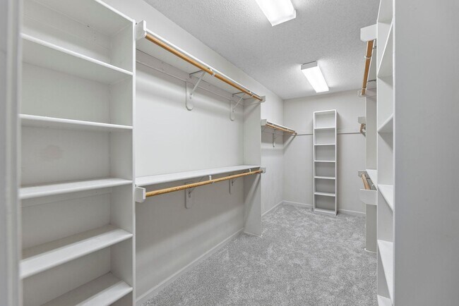 Building Photo - Four Bedroom Home Available in Overland Park