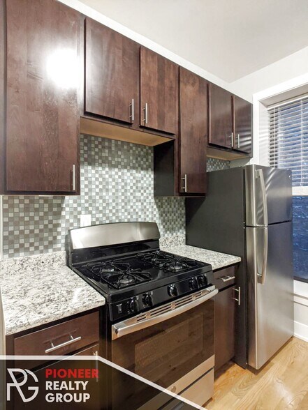 Building Photo - 635 W Oakdale Ave