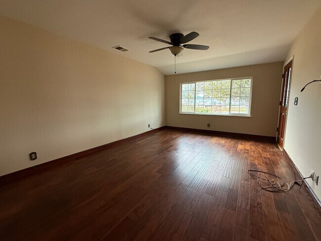 Building Photo - Cozy 3 Bedroom 2 Bath home located conveniently in San Jose