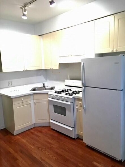 Building Photo - 917 W Dakin St