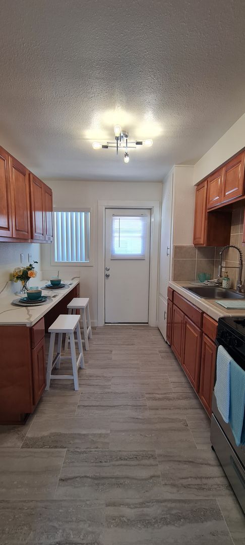 Building Photo - Newly Remodeled 1 Bedroom / Call or text O...