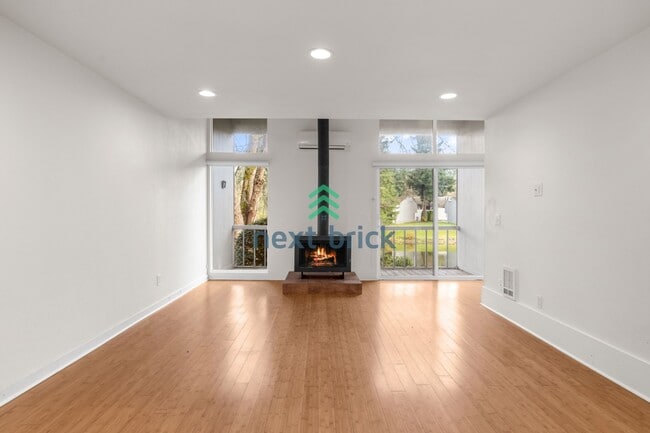 Building Photo - 2 BED & 1.75 BATH FOR RENT