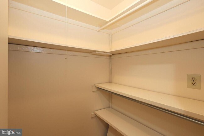 Building Photo - 1637 Oakwood Dr