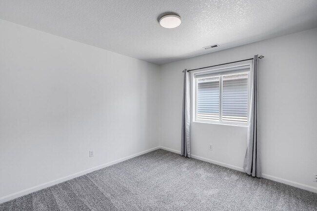 Building Photo - Beautiful 4 bed, 2.5 bath rental home in Oatfield Neighborhood Milwaukie!
