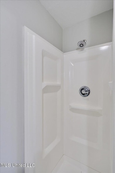 Building Photo - 167 Lakebend Cir