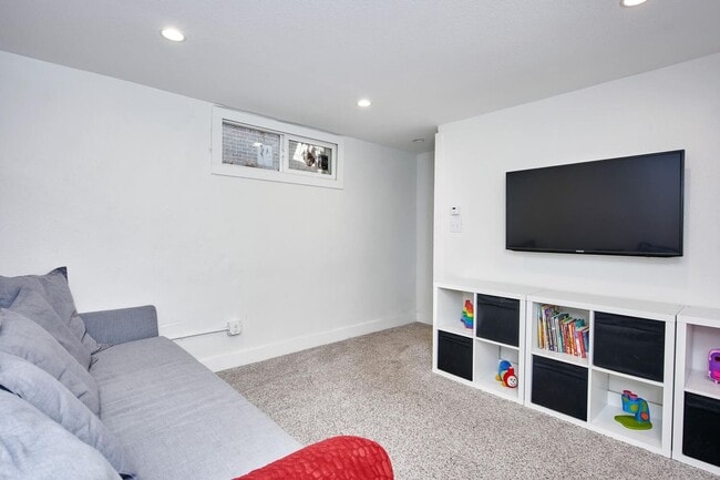 Building Photo - Long Realty & Property Management - Lovely Park Hill Home