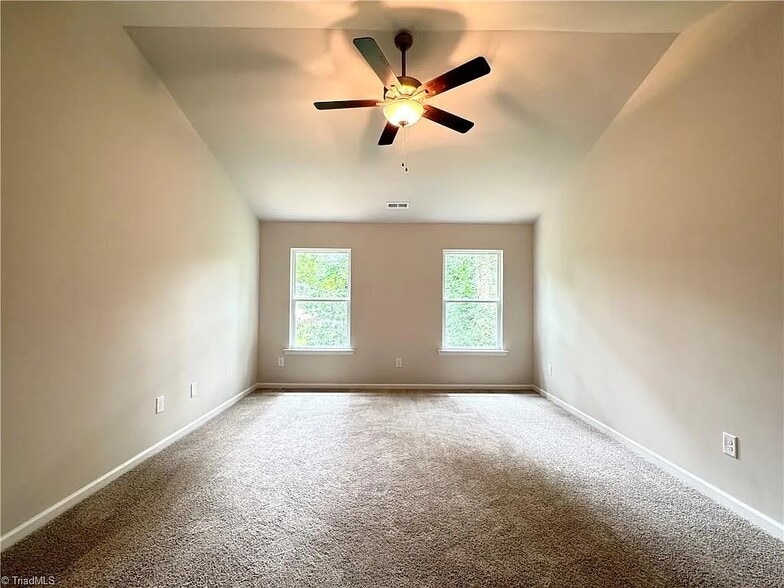 Building Photo - 1086 W Bank St