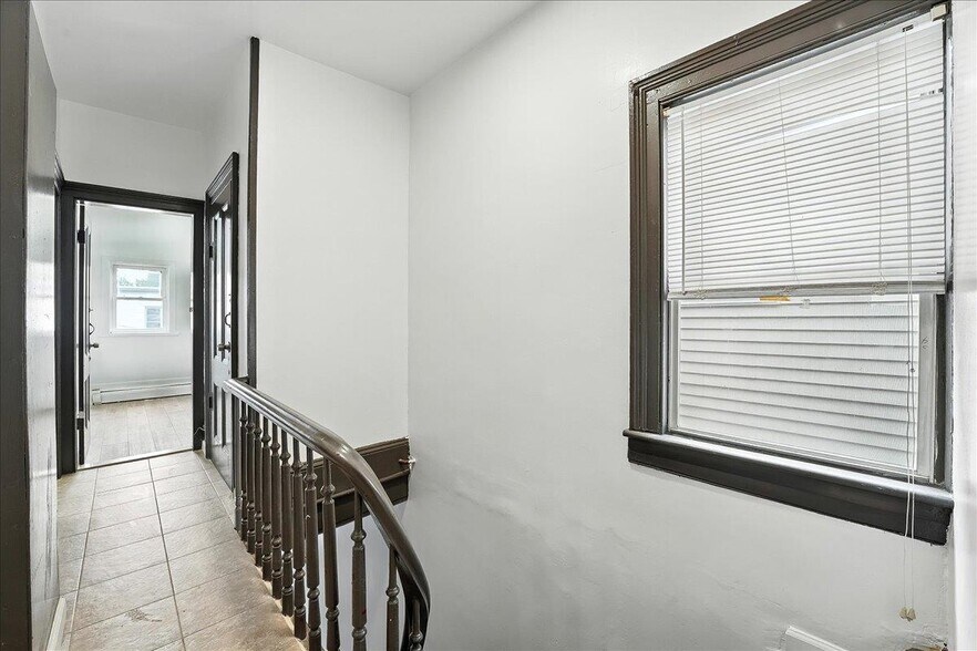 Building Photo - 283 Griffith St